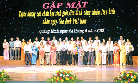 Đại diện lãnh đạo Vinacomin trao thưởng cho các gia đình công nhân tiêu biểu tại lễ gặp mặt.