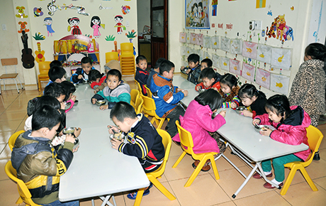 Bữa ăn của học sinh bán trú Trường Mầm non Hoa Hồng, thị trấn Tiên Yên (huyện Tiên Yên).