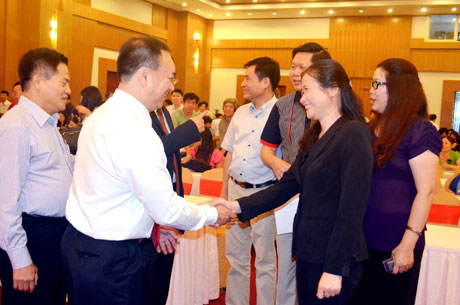 Đồng chí Đỗ Thị Hoàng, Phó Bí thư Thường trực Tỉnh ủy trò chuyện với các thành viên Hội đồng Lý luận, phê bình VHNT Trung ương.