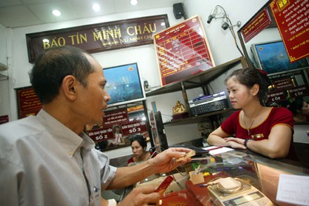 Hãy cẩn trọng khi mua vàng những ngày cuối tháng 6. Ảnh: Kỳ Anh