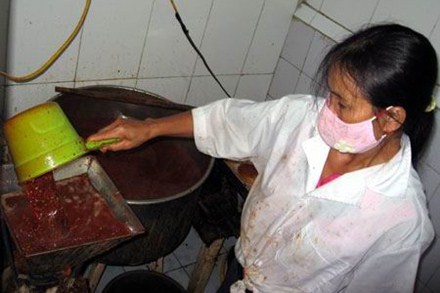 Một cơ sở sản xuất tương ớt thủ công có chất gây ung thư.