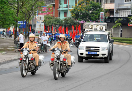 Các lực lượng trên địa bàn TP Hạ Long xuống đường tuyên truyền đấu tranh PCTPMT.