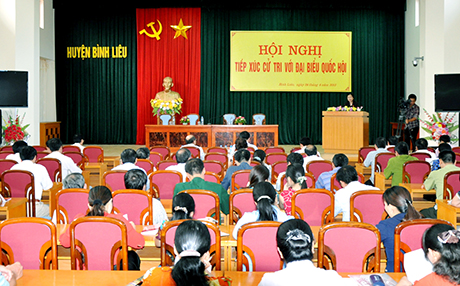 Quang cảnh buổi tiếp xúc cử tri tại huyện Bình Liêu