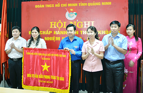 Cơ quan Tỉnh Đoàn nhận Cờ thi đua của Chính phủ, đã hoàn thành xuất sắc, toàn diện nhiệm vụ công tác, dẫn đầu phong trào thi đua yêu nước của tỉnh Quảng Ninh năm 2012.