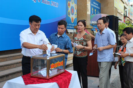 Cán bộ và nhân dân TP Hạ Long ủng hộ dự án đưa điện lưới ra đảo Cô Tô.