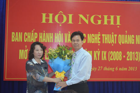 Đồng chí Vũ Thị Thu Thủy, Phó Chủ tịch UBND tỉnh tặng hoa chúc mừng tân Chủ tịch Hội VHNT tỉnh.