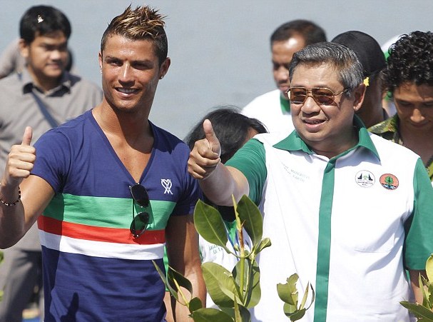 Ronaldo cùng Tổng thống Indonesia Susilo Bambang Yudhoyono tham gia chiến dịch trồng cây bảo vệ rừng ngập mặn