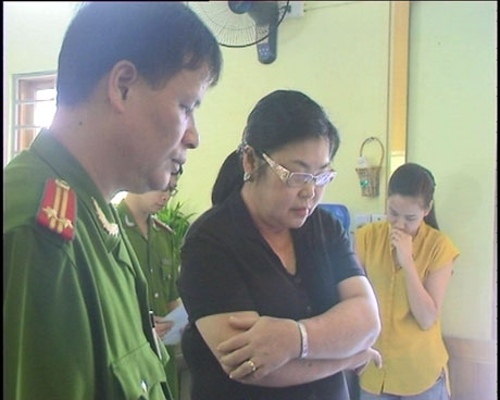 Công an đọc lệnh bắt tạm giam Hoàng Thị Phương.