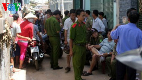  Người dân hiếu kỳ tập trung theo dõi sự việc