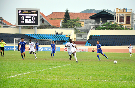 TQN (áo xanh) đang có cơ hội lên V-League rất thuận lợi.