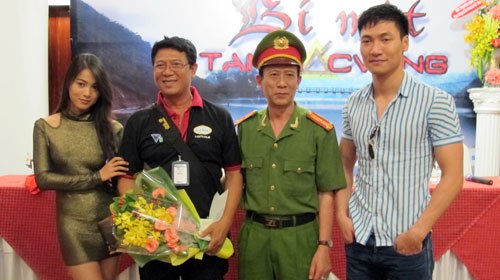 Văn Báu mặc trang phục công an tại buổi ra mắt phim "Bí mật tam giác vàng". Ảnh: Tuổi Trẻ.