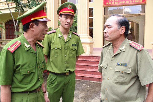 Văn Báu (trái) trong một cảnh "Bí mật tam giác vàng".