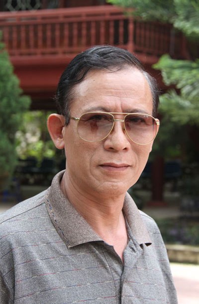 Khác với sự nghiêm khắc trên phim, ngoài đời Văn Báu hiền hậu, gần gũi và vui tính.