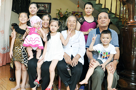 Vợ chồng ông Châu Văn Long cùng bà mẹ, các con dâu và các cháu.