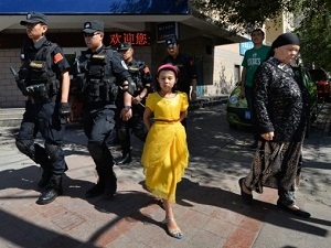 Cảnh sát Trung Quốc tuần tra tại một quận ở thủ phủ Urumqi tại Tân Cương (Nguồn: AFP)