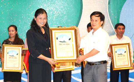 Đồng chí Đỗ Thị Hoàng, Phó Bí thư Thường trực Tỉnh uỷ, Trưởng đoàn đại biểu Quốc hội tặng Bằng ghi nhận tấm lòng vàng cho các doanh nghiệp, tổ chức, cá nhân.