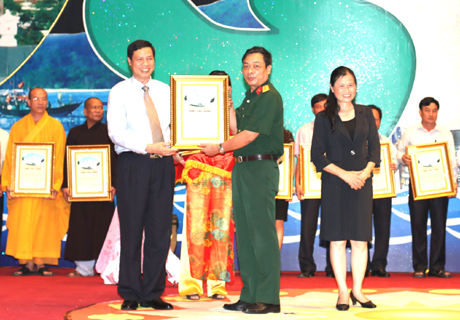 Đồng chí Nguyễn Đức Long, Phó Bí thư Tỉnh uỷ, Chủ tịch HĐND tỉnh tặng Bằng ghi nhận tấm lòng vàng cho các doanh nghiệp trong và ngoài tỉnh