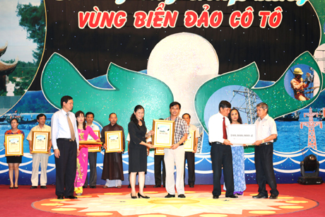 Các đồng chí lãnh đạo tỉnh Quảng Ninh tặng Bằng ghi nhận tấm lòng vàng cho các doanh nghiệp trong và ngoài tỉnh.