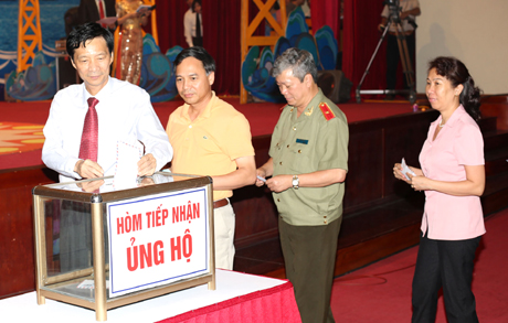Các đồng chí lãnh đạo tỉnh và các sở ban, ngành ủng hộ Dự án đưa điện lưới ra đảo Cô Tô