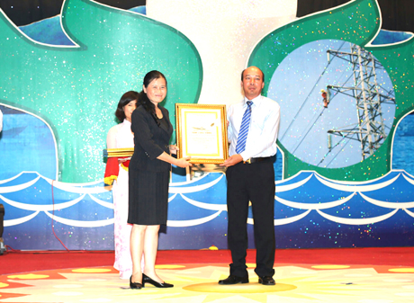 Đồng chí Đỗ Thị Hoàng, Phó Bí thư thường trực Tỉnh ủy, Trưởng đoàn ĐBQH tặng Bằng ghi nhận tấm lòng vàng cho đại diện Tập đoàn Công nghiệp than-Khoáng sản Việt Nam ( đơn vị đã tài trợ cho dự án số tiền lên tới 150 tỷ đồng)