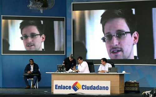  Tổng thống Ecuador trả lời phỏng vấn trên truyền hình hôm qua. Ảnh: AFP