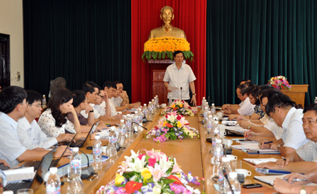 Đồng chí Nguyễn Đức Long, Phó Bí thư Tỉnh uỷ, Chủ tịch HĐND tỉnh kiểm tra việc triển khai Nghị quyết T.Ư 4 (khoá XI) tại Đảng bộ TP Hạ Long.