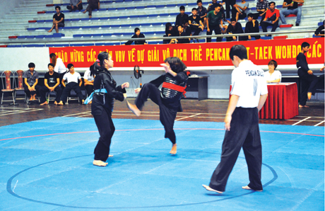 Thi đấu đối kháng nữ tại giải vô địch Pencak Silat - Teakwondo trẻ các CLB - 2012.