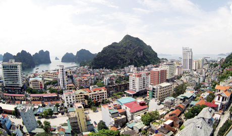 Một góc đô biển Hạ Long quanh chân núi Bài Thơ. Ảnh: Đỗ Giang