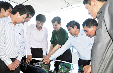 Thủ tướng Nguyễn Tấn Dũng cùng lãnh đạo tỉnh Quảng Ninh xem bản đồ quy hoạch Khu kinh tế Vân Đồn trong chuyến thị sát của Thủ tướng tại Vân Đồn (tháng 8-2013).