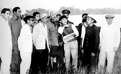 Bác Hồ thăm đảo Tuần Châu ngày 23-11-1963. Ảnh Tư liệu