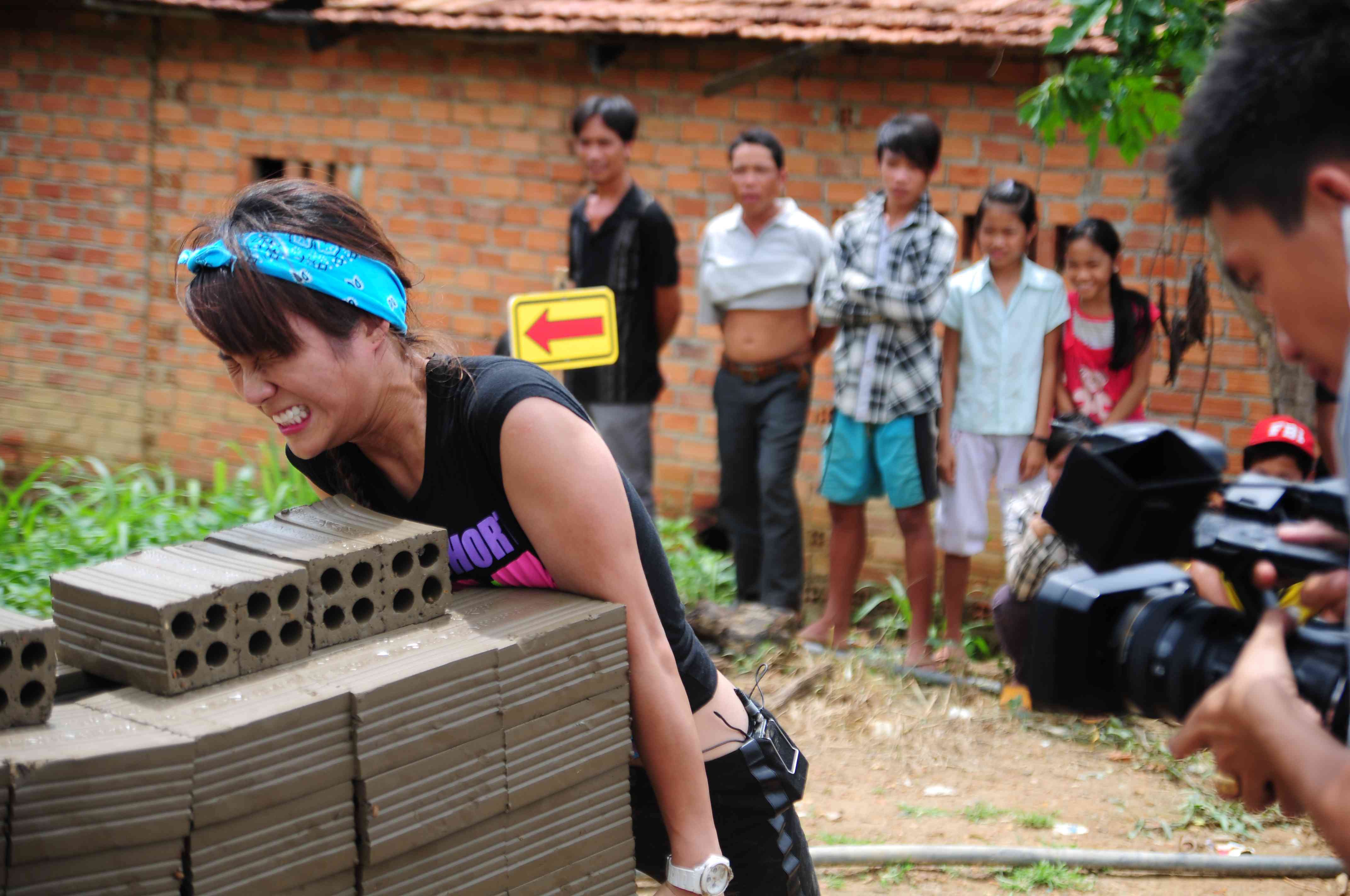 Diệp Lâm Anh trong thử thách đẩy xe gạch