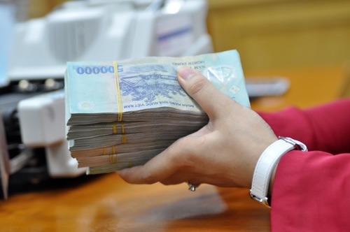 Gửi gắm hồ sơ vay vốn cho bên thứ ba ngoài ngân hàng có thể tạo cơ hội cho kẻ gian lợi dụng lập hồ sơ vay vốn giả mạo. Ảnh: Anh Quân (VnExpress)