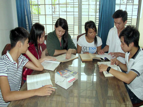 Thí sinh huyện nghèo học bổ sung kiến thức tại Trường Dự bị ĐH TP.HCM năm 2013 - Ảnh: Đào Ngọc Thạch