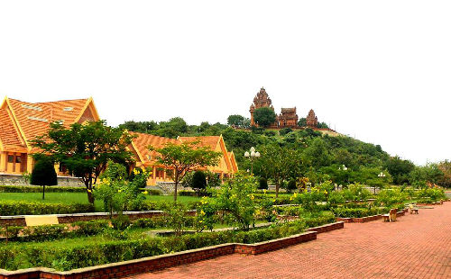 Vẻ đẹp huyền bí của tháp Po Klaong Garai trên ngọn Đồi Trầu.