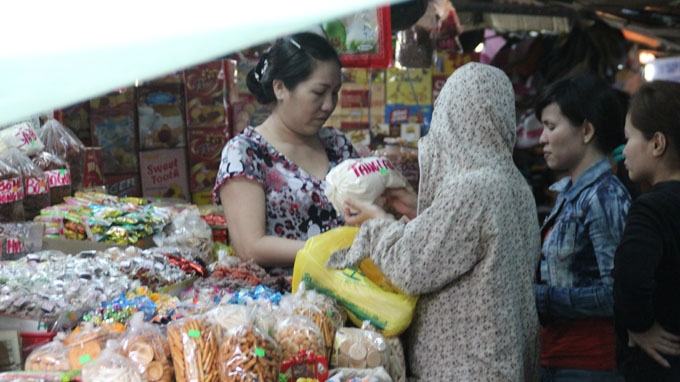 Sữa ký trôi nổi bán đầy rẫy tại các chợ ở TP.HCM - Ảnh: Như Hùng