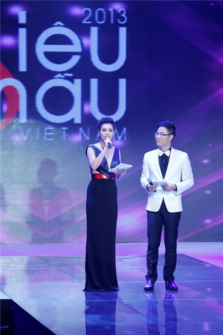 MC Anh Quân liên tục phải đỡ lời cho Hoàng My.