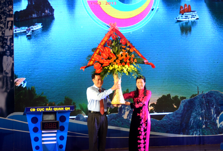 Thay mặt cho lãnh đạo tỉnh, đồng chí Đỗ Thông, Phó Chủ tịch Thường trực UBND tỉnh đã tặng hoa chúc mừng thành công của hội thi.