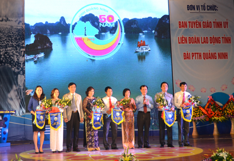 Lãnh đạo Tổng LĐLĐ Việt Nam, lãnh đạo tỉnh tặng cờ lưu niệm cho các đội tham gia hội thi