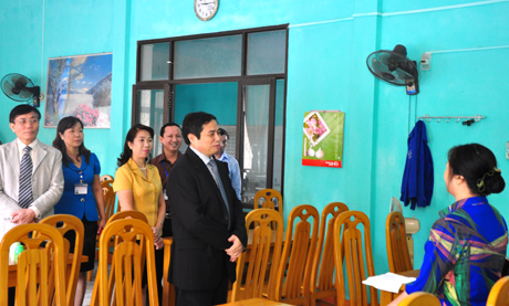 Đồng chí Phạm Minh Chính, Bí thư Tỉnh ủy thăm khu vực nhà ăn của Trường Chính trị Nguyễn Văn Cừ