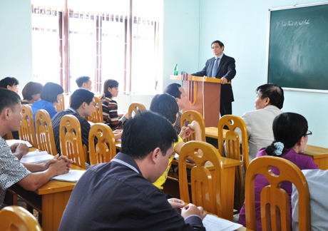 Đồng chí Bí thư Tỉnh ủy trò chuyện với các học viên của Nhà trường