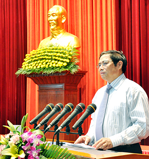 Đồng chí Phạm Minh Chính, Ủy viên Trung ương Đảng, Bí thư Tỉnh ủy thông báo kết quả Hội nghị lần thứ 8 Ban Chấp hành T.Ư Đảng (Khóa XI)
