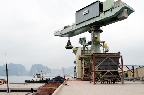 Bốc rót clinker tại Công ty CP Xi măng Cẩm Phả.