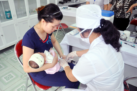 Tiêm vắc xin Quinvaxem cho trẻ tại Trạm y tế phường Trần Hưng Đạo (TP Hạ Long) vào tháng 4-2013.