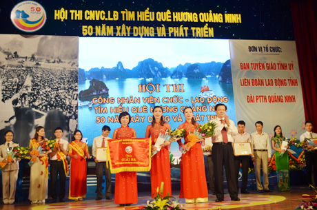 Đồng chí Nguyễn Như Hiền, Phó Chủ tịch Thường trực HĐND tỉnh tặng cờ cho đội LĐLĐ TP Hạ Long, đạt giải ba.