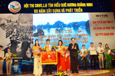 Đồng chí Đỗ Thông, Phó Chủ tịch Thường trưc UBND tỉnh tặng cờ cho đội LĐLĐ huyện Đông Triều, đoạt giải nhì.