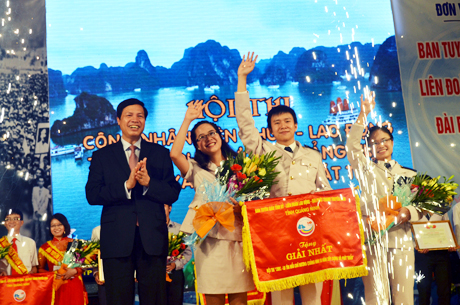 Đồng chí Nguyễn Đức Long, Phó Bí thư Tỉnh ủy tặng cờ cho đội Công đoàn Cục Hải quan tỉnh, đạt giải nhất.