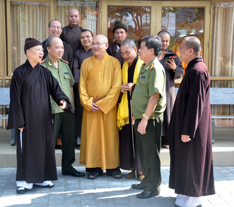 Đại biểu và các tăng ni, phật tử tại hội nghị trao đổi kinh nghiệm trong thực hiện phong trào toàn dân bảo vệ ANTQ.