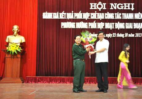 Đồng chí Nguyễn Đức Long, Phó Bí thư Tỉnh ủy, Chủ tịch HĐND tỉnh đã tặng hoa chúc mừng Thiếu tướng Đinh Xuân Ứng, Phó Chủ nhiệm Chính trị Quân khu 3 