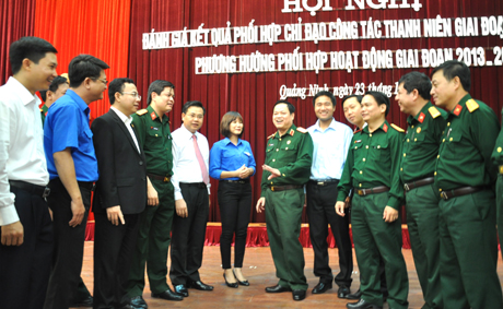 Thiếu tướng Đinh Xuân Ứng, Phó Chủ nhiệm Chính trị Quân khu 3 trò chuyện với các đại biểu về tham dự hội nghị