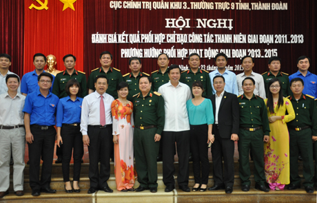 Đồng chí Nguyễn Đức Long, Phó Bí thư Tỉnh ủy, Chủ tịch HĐND tỉnh chụp ảnh lưu niệm với các đại biểu về tham dự hội nghị